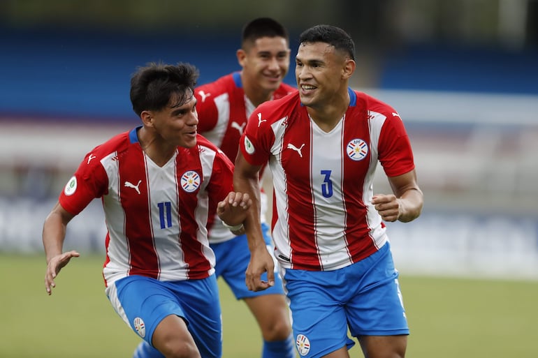 Alexis Flores (d), jugador de la selección de Paraguay, celebra un gol en el partido frente a Argentina por la fase de grupos del Sudamericano Sub 20 Colombia 2023 en el estadio Pascual Guerrero, en Cali, Colombia.