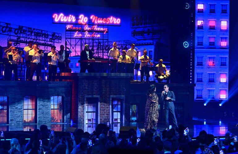 Marc Anthony y La India durante su presentación en los Latin Grammy. El cantante estuvo acompañado en la ceremonia por su esposa, la paraguaya Nadia Ferreira.