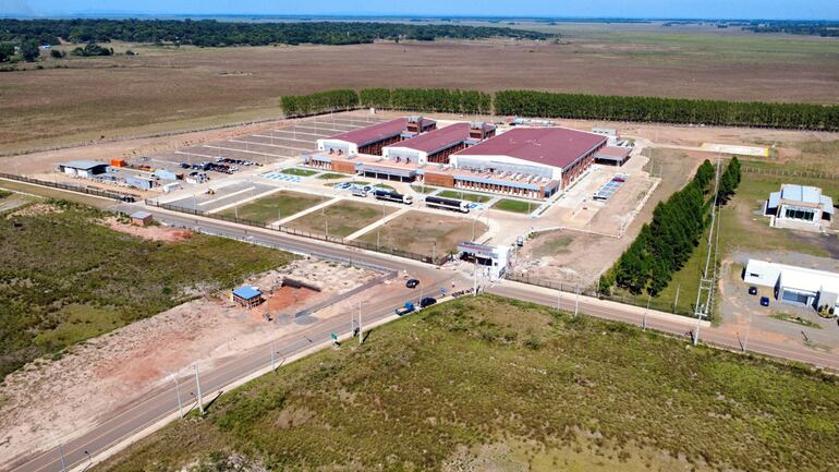 El Hospital General de Coronel Oviedo, cuya construcción  se inició en 2021, es promocionado como uno de los más modernos del país.