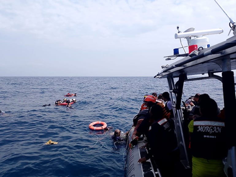 Rescataron a 42 turistas que quedaron a la deriva tras naufragio en Colombia