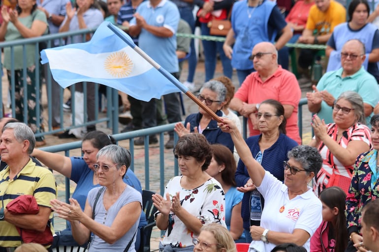 Feligreses de República Argentina estuvieron en la misa.