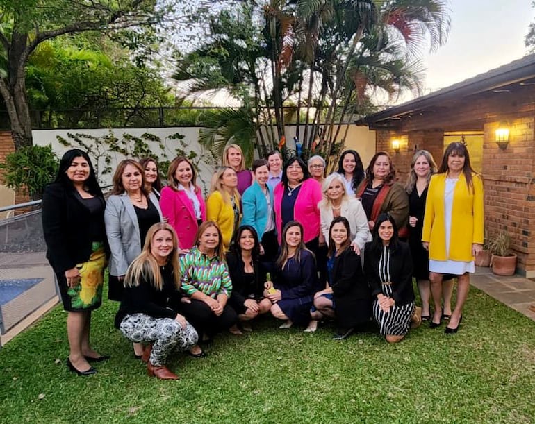 Mujeres políticas y lideresas en la foto de un posteo que hizo la Embajada de los Estados Unidos.