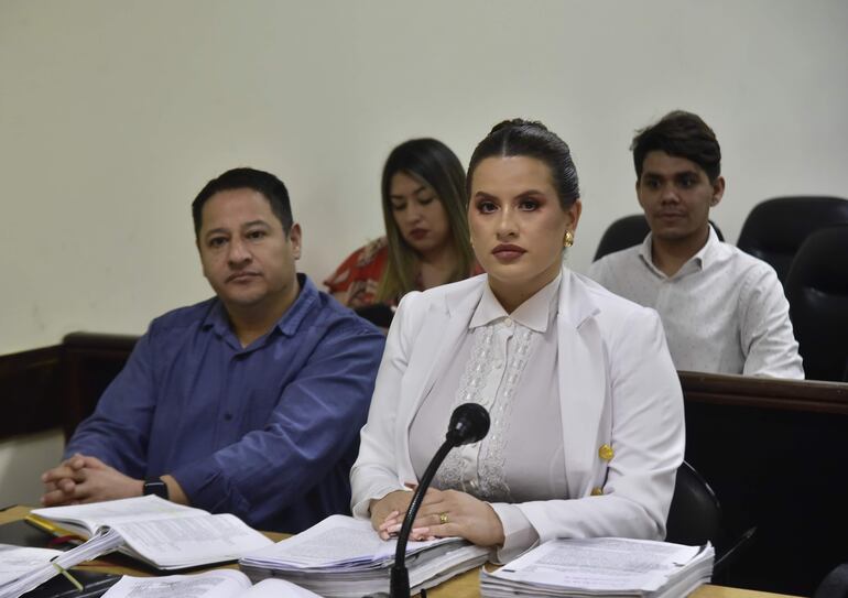 Robert Marín Sosa, padre de Robert Fabián Marín, y la abogada querellante Edelira Insemblante.