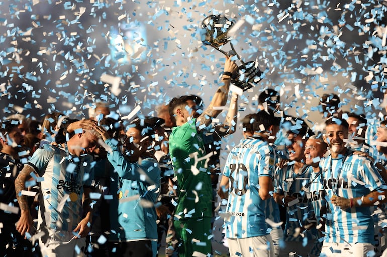 Los jugadores de Racing celebran con el trofeo de la Copa Sudamericana obtenido el pasado 23 de noviembre ante el Cruzeiro de Brasil en Asunción, Paraguay, antes del partido del Torneo de la Liga Argentina de Fútbol Profesional 2024 entre Racing Club y Estudiantes de La Plata en el Estadio Presidente Perón de Avellaneda. Provincia de Buenos Aires.