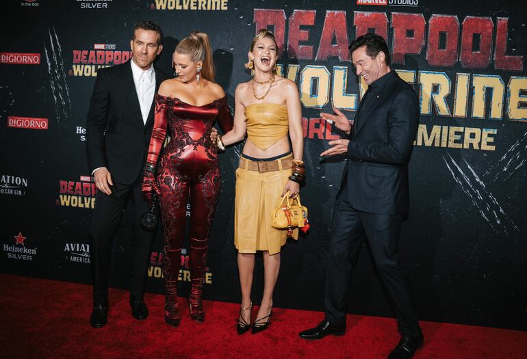 Blake Lively y Gigi Hadid junto a Ryan Reynolds y Hugh Jackman en la premier de Deadpool & Wolverine en New York. (EFE/EPA/OLGA FEDOROVA)
