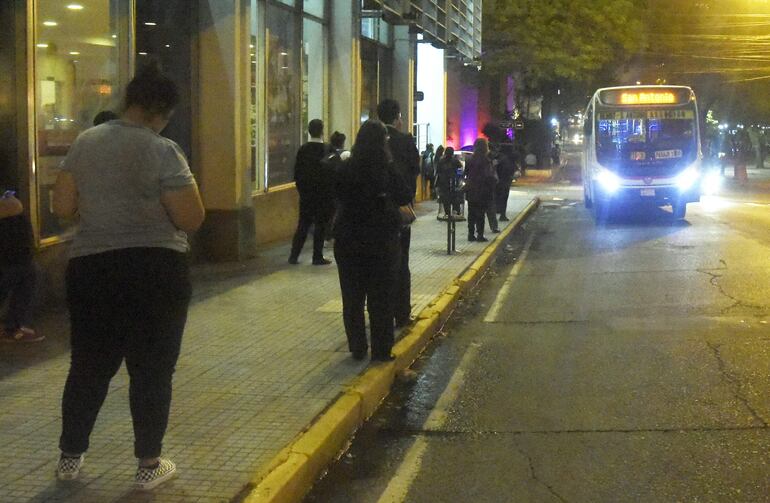 Pasajeros se aglomeran en las paradas, lo que evidencia las reguladas de los buses.