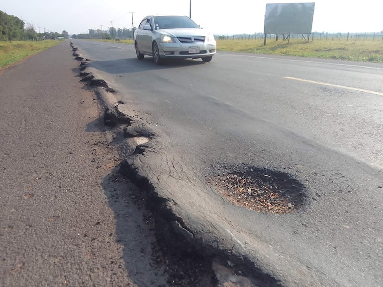 Peligrosos hoyos causados por el deslizamiento de la capa asfáltica en la ruta PY08.