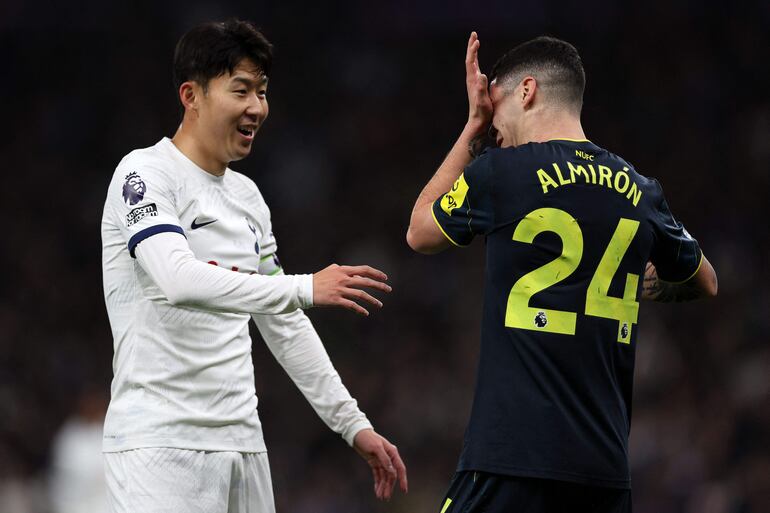 El delantero surcoreano del Tottenham Hotspur #07 Son Heung-Min (L) se disculpa con el centrocampista paraguayo del Newcastle United #24 Miguel Almirón (R) después de chocar durante el partido de fútbol de la Liga Premier inglesa entre Tottenham Hotspur y Newcastle United en el estadio Tottenham Hotspur de Londres. el 10 de diciembre de 2023.