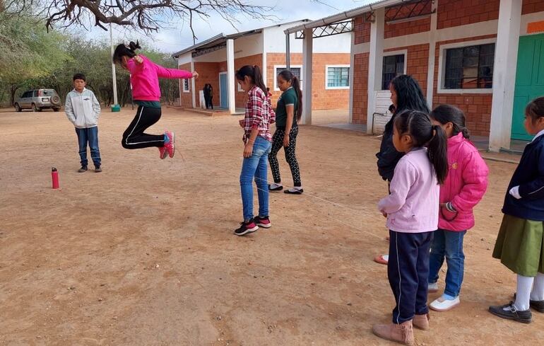 Alumnos de la escuela Acosta Ñu en el horario del recreo. Gentileza