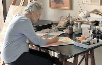 La artista Olga Blinder en una escena del documental "Esperanza", que podrá verse hoy en la Casa Bicentenario de las Artes Visuales.