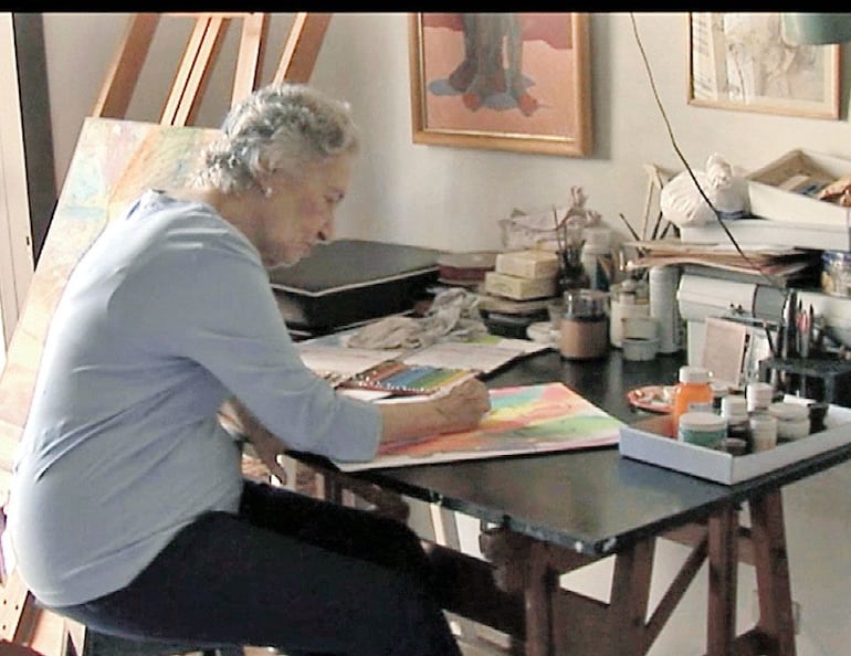 La artista Olga Blinder en una escena del documental "Esperanza", que podrá verse hoy en la Casa Bicentenario de las Artes Visuales.