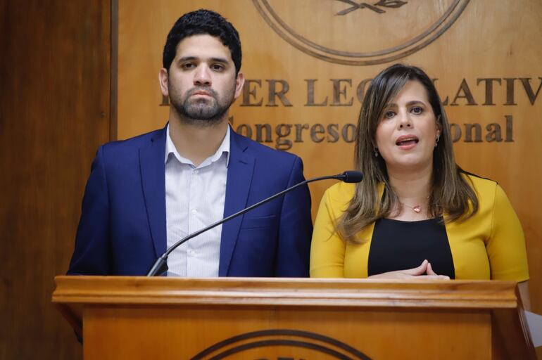 La senadora Kattya González y el diputado Raúl Benítez presentaron un proyecto de ley marco para filtrar la seriedad de las demás propuestas legislativas.