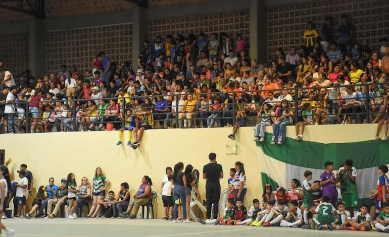 Mucho publico durante la jornada inaugural en el polideportivo del Colegio Ángel Muzzolón.