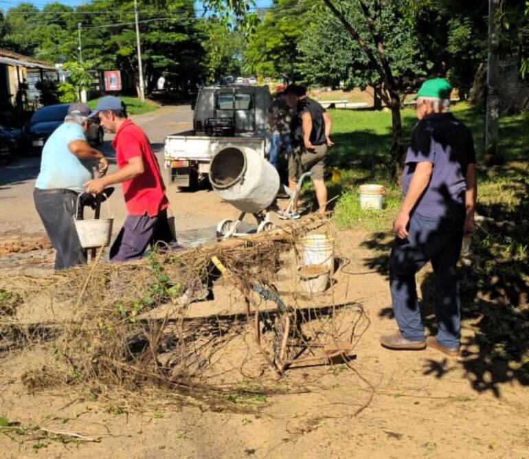 Tras inacción del Intendente José Luis Benítez vecinos realizan reparación de la calle en la capital de Misiones.