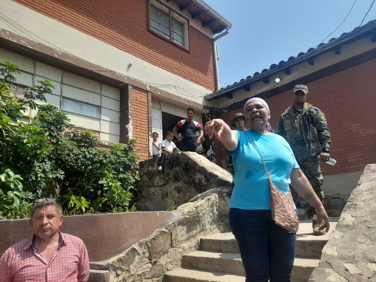 Zulma Franco, docente y líder Ishir, a gritos pidiendo se investigue la muerte de Cecilia Arévalo, durante la manifestación del pueblo indígena Ishir.