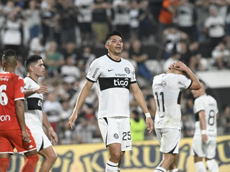 Walter González (25) y otros jugadores de Olimpia lamentan la derrota contra Nacional por la tercera fecha del torneo Clausura 2023 del fútbol paraguayo en el estadio Manuel Ferreira, en Asunción.