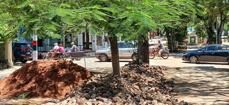 montículo de tierra y arena en la calle. Vehículo en fila