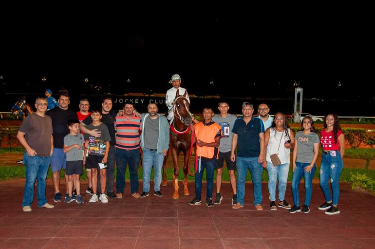 Tronador de Don Rubí con el jockey César Mora que hizo triplete.