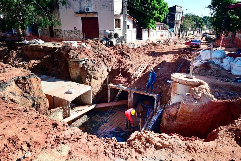 La obra de desagüe pluvial en las calles Isabel la Católica y José Montero.