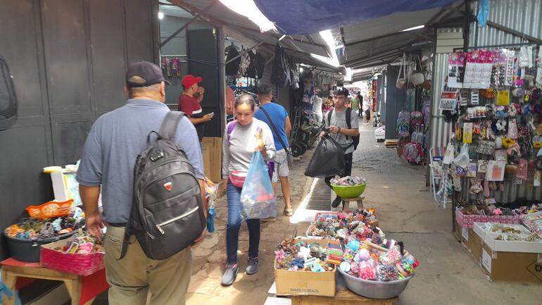 El centro comercial de Alberdi recibe diariamente a cientos de turistas de compras en la zona.