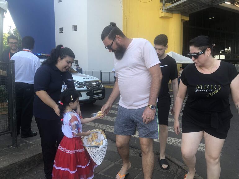 Una niña con atuendo típico repartía las chipas a los turistas que llegaban a Ciudad del Este.