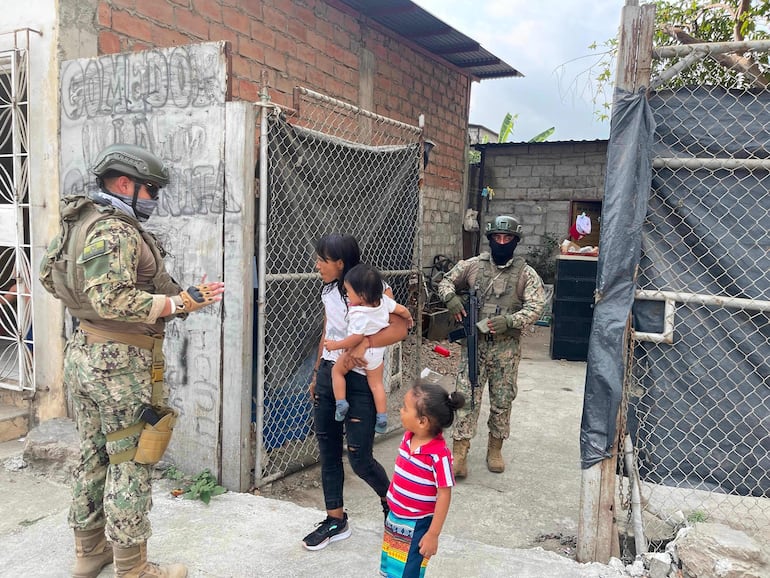 Soldados ecuatorianos realizando controles en la ciudad de Duran.