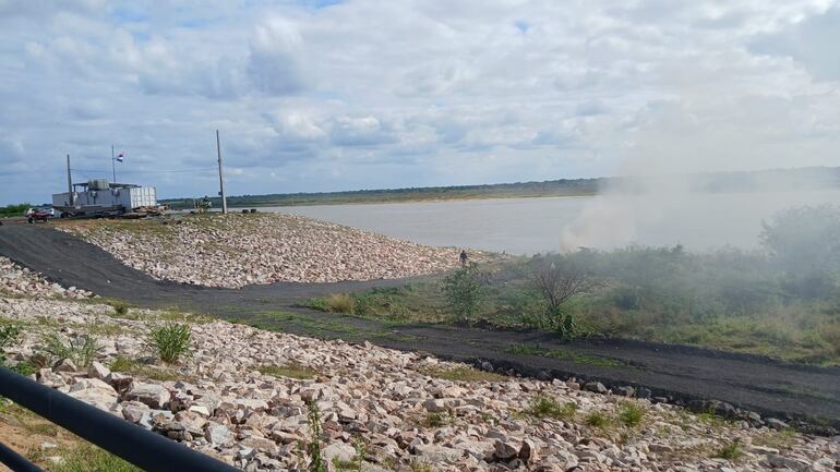 Quema de basura por parte de militares de la Prefectura Naval en la Costanera Sur de Asunción.