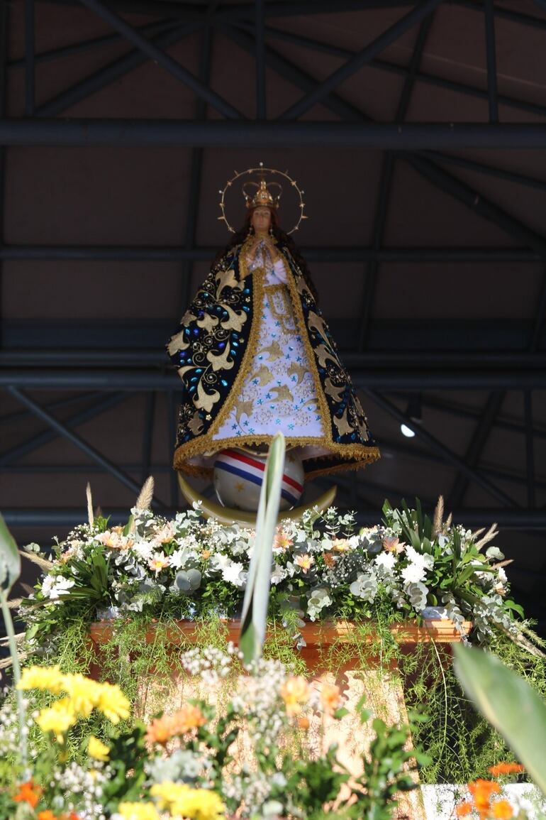 La Virgen de los Milagros atrae a muchos visitantes incluso entre semana.