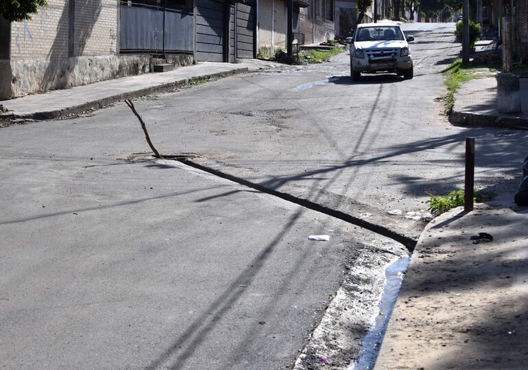 El "desvío" hace que la cloaca vaya a los costados de la calle y no se resuelve la cuestión de fondo.