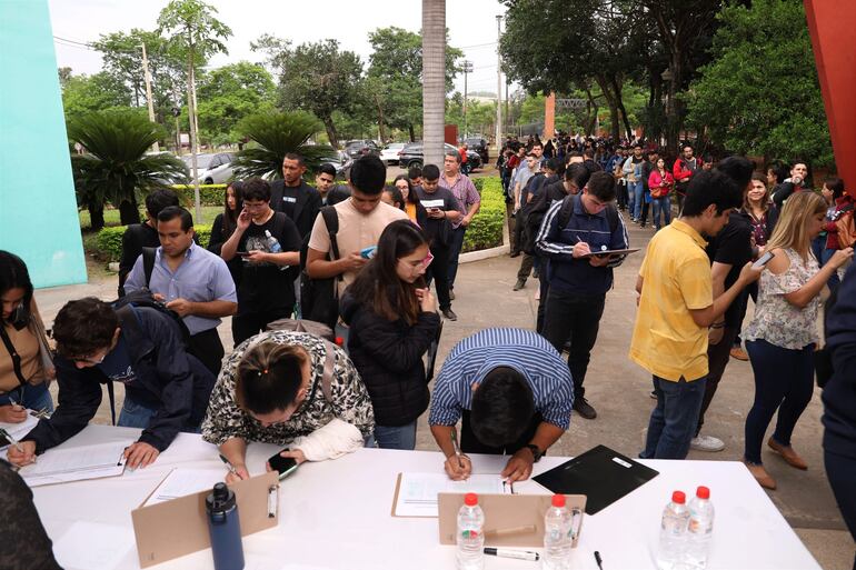 Feria de empleos en la UNA contó con una masiva participación de jóvenes. Cerca de 800 personas participaron de las entrevistas en la jornada de hoy