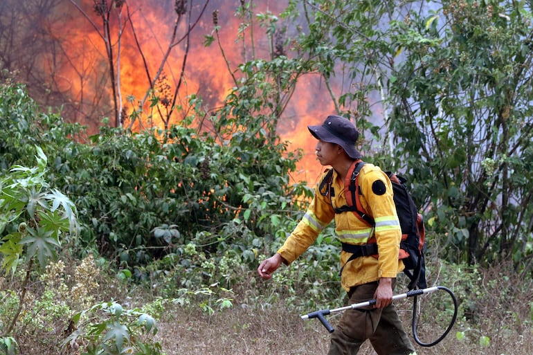 Un bombero trabaja en el combate a un incendio en la comunidad boliviana de Palestina, el pasado 13 de septirmbre.