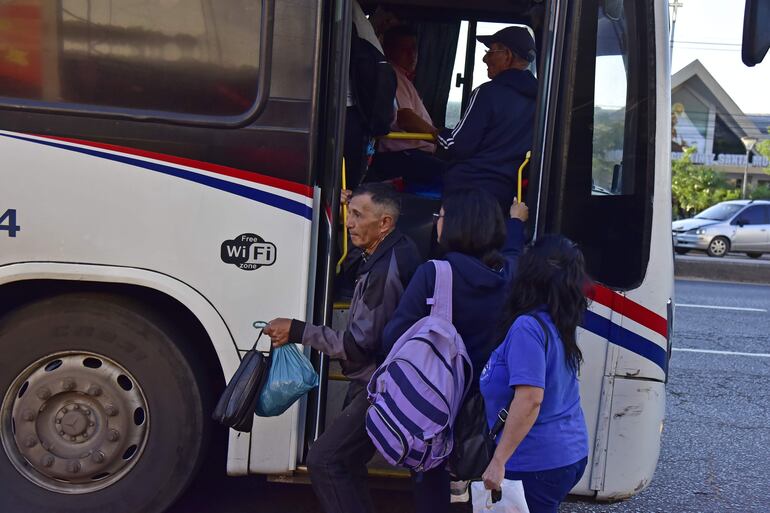 Pasajeros viajan hacinados en los colectivos que subsidia el Estado.