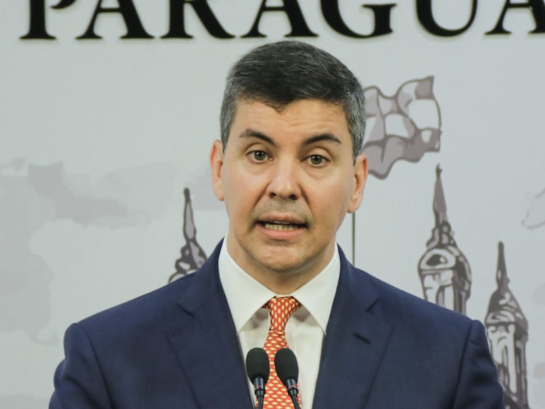 AME2250. ASUNCIÓN (PARAGUAY), 25/09/2023.-  El presidente de Paraguay, Santiago Peña, habla durante un rueda de prensa donde ratificó que no impulsará las negociaciones de un acuerdo comercial con la Unión Europea (UE) después del 6 de diciembre, cuando su país asuma de manos de Brasil la Presidencia pro tempore del Mercosur, hoy en Asunción (Paraguay). "Yo he dicho y le he transmitido esto al presidente (de Brasil, Luiz Inácio) Lula (da Silva) que cierre la negociación, porque si él no cierra, yo no voy a continuar en el próximo semestre", afirmó Peña en una conferencia de prensa desde la residencia presidencial paraguaya. EFE/ Rubén Peña