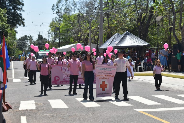 Los funcionarios del Centro de Salud de Atyrà desfilaron con carteles y globos de color rosa resaltando la importancia de la prevención del cáncer de mama.