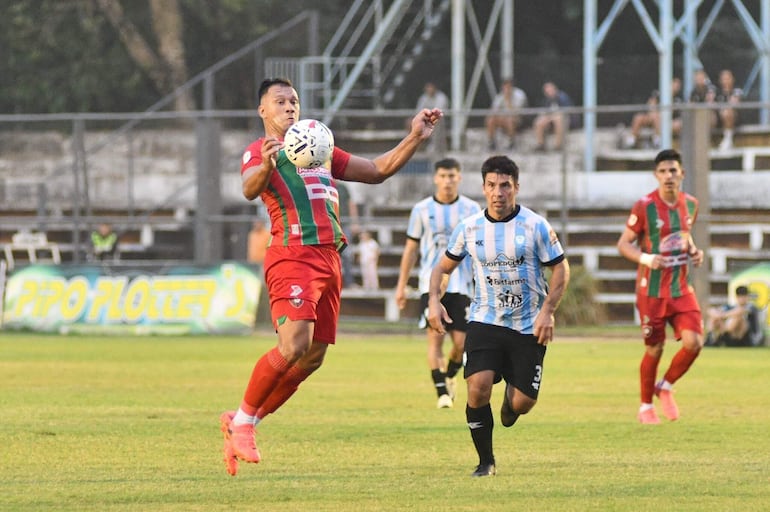 El goleador “rojiverde” Juan Aníbal Roa controla el balón con el pecho ante la marca de Francisco Parra. APF