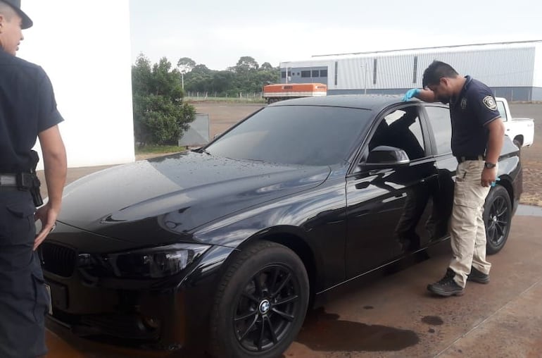 El automóvil BMW utilizado por Rodrigo Florentín para huir y que posteriormente dejó abandonado en una estación de servicio de la zona de Alto Paraná.