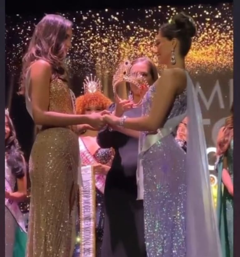 Giuliana Louteiro y Shania Nash aguardando el resultado final. (Captura de la historia de Instagram de Miss Top Model International)