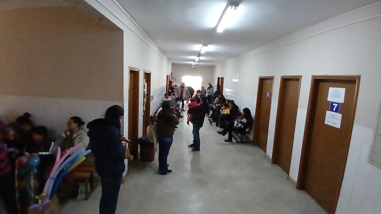 Pacientes esperan atención en el área de consultorios del Hospital Regional de Coronel Oviedo.