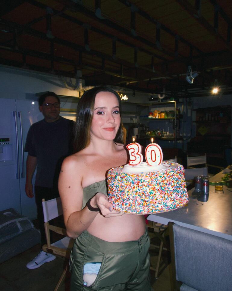 Evaluna, con Amaranto a bordo, llegó con la torta en manos para cantar el tradicional tema Feliz cumpleaños a Camilo. (Instagram/Camilo)