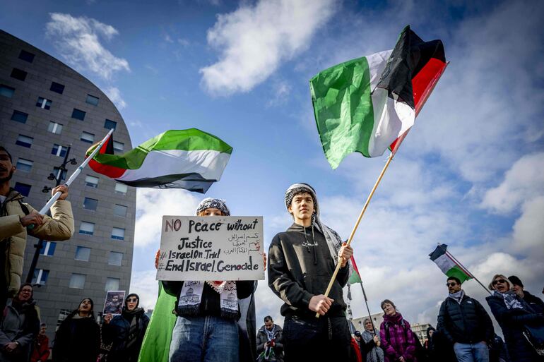 Manifestantes con banderas palestinas protestan exigiendo el cese al fuego en Gaza, este domingo en Rotterdam, Países Bajos.