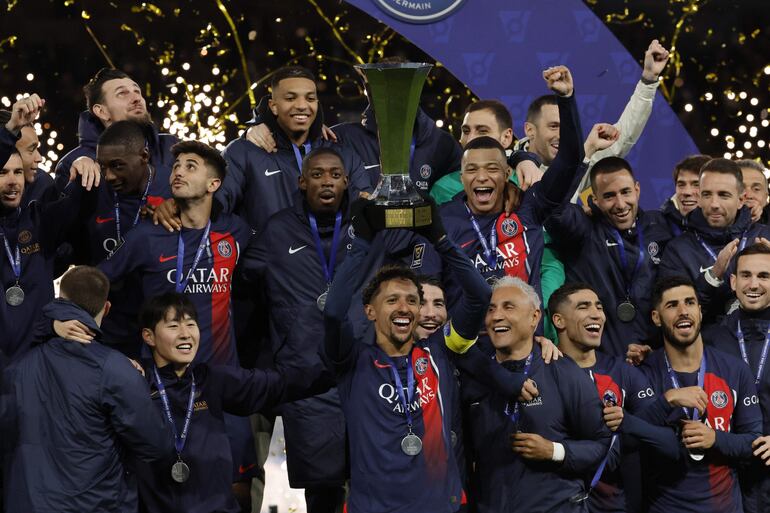 Jugadores del París SG  celebran con el Trofeo de Campeones, la Supercopa de Francia.