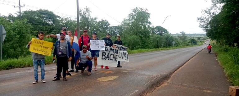 Grupo de jóvenes que realizan una campaña para tapar los pozos de la ruta PY08 en un trayecto de 15 km.