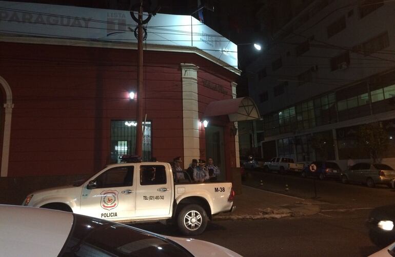 Patrullera custodiando esquina de la ANR, lugar en el que se produjo una quema de Colorado Róga. (archivo). 