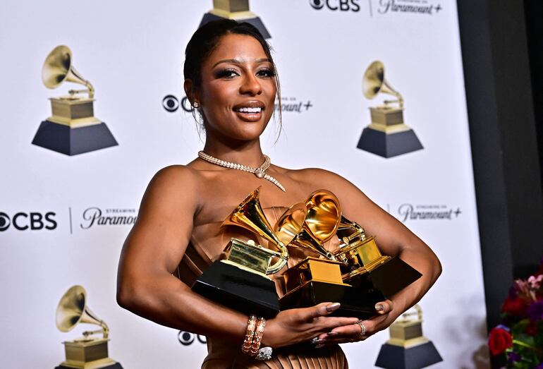 La cantante estadounidense Victoria Monét posa con sus premios.