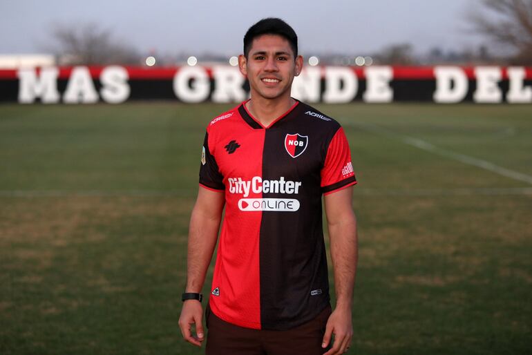 El paraguayo Saúl Salcedo en la presentación como nuevo jugador de Newell's.