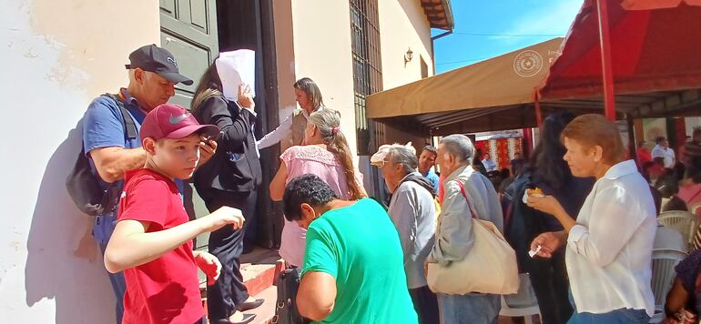 adultos mayores esperando su turno para el oculista