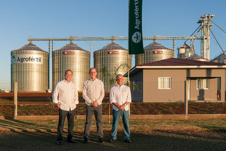 Paulo Sergio Sarabia, José Marcos Sarabia y Antonio Ivar Sarabia inauguraron el nuevo silo de Agrofértil, en Los Cedrales, Alto Paraná.