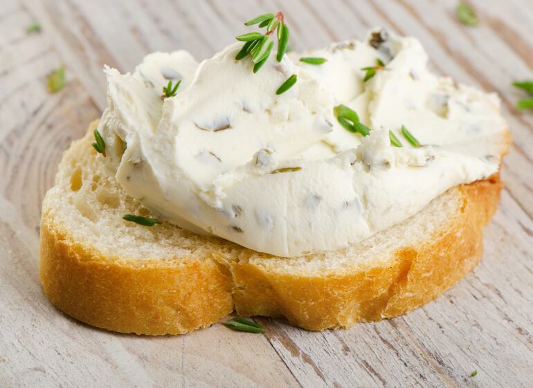 Queso crema con hierbas, perfecto para untar con tostadas.