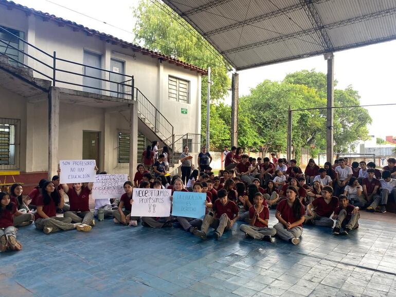 Estudiantes del colegio José P. Guggiari reclamaron rubros docentes con una sentata esta mañana.