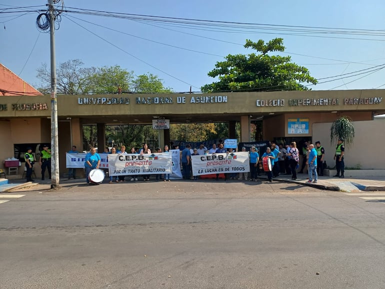 Movilización de funcionarios y docentes de la UNA cerrando media calzada frente a la sede de la UNA de la Facultad de Filosofía y Colegio Experimental Paraguay Brasil (CEPB).